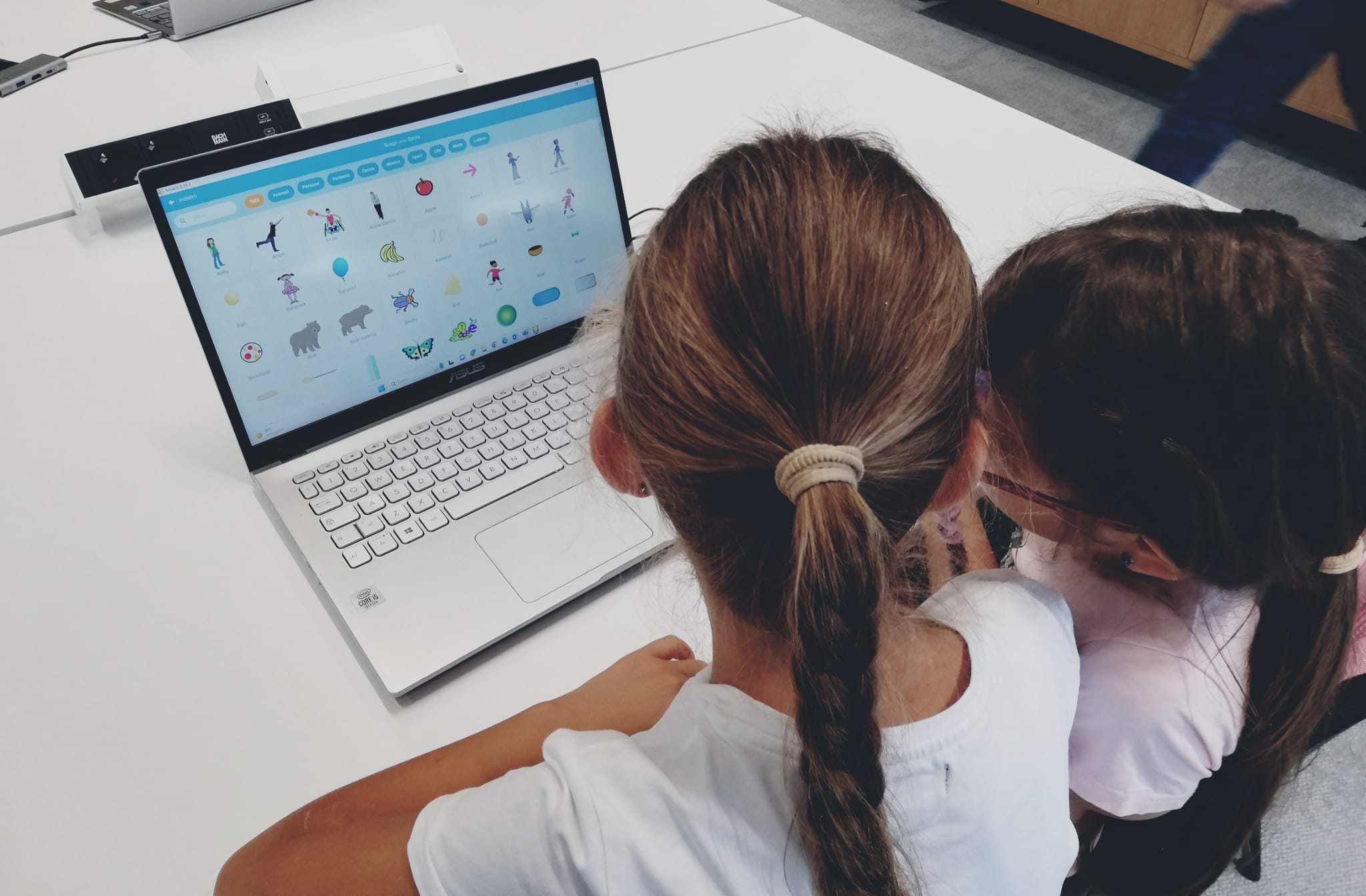 Bambine e bambini dell’I.C. Bassa Sabina di Poggio Mirteto, con i loro “Super Eroi Cittadini Digitali” sono arrivati negli uffici di HPE - Hewlett Packard Enterprise